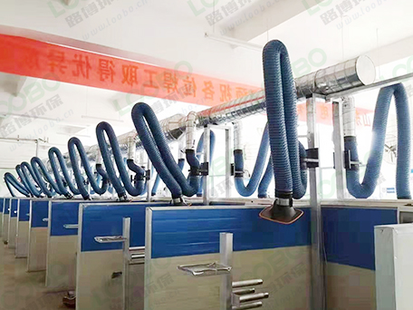 車間整體除塵設(shè)計(jì)管道連接濾筒除塵器，集中式除塵的效果看得見(jiàn)。
